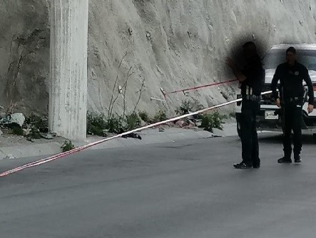 Abandonan dos cuerpos de masculinos debajo de puente del Camino Real