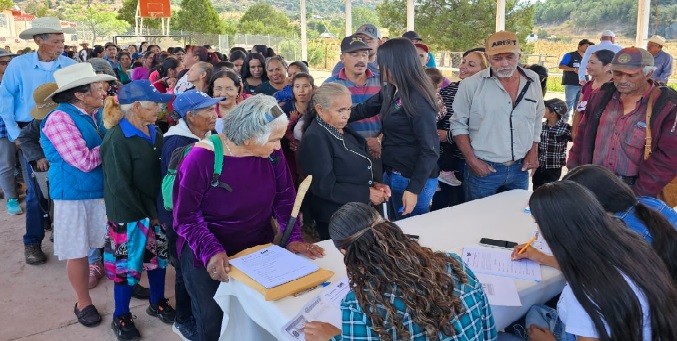 Distribuyen 20 toneladas de maíz y frijol entre habitantes de Uruachi