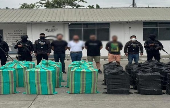 Arrestan a 2 mexicanos con 1.5 toneladas de cocaína en Ecuador