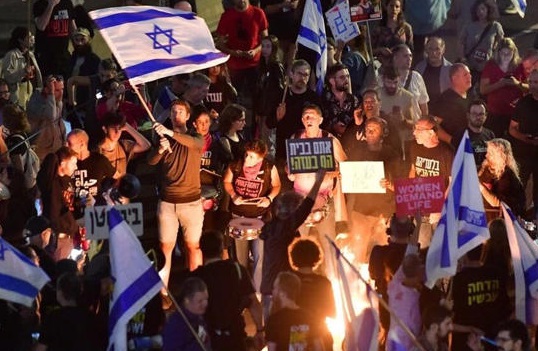 Detienen a por lo menos 40 en Tel Aviv por protestas contra cese del ministro de Defensa; desalojan a manifestantes de las calles