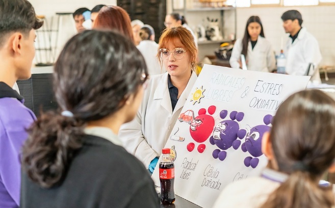 Asesoran estudiantes de la UACH a 80 alumnos de Secundaria