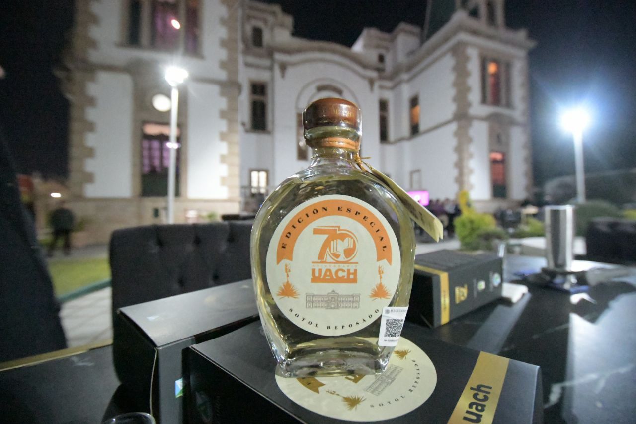 Presenta UACH su botella de Sotol Conmemorativa por el 70 Aniversario