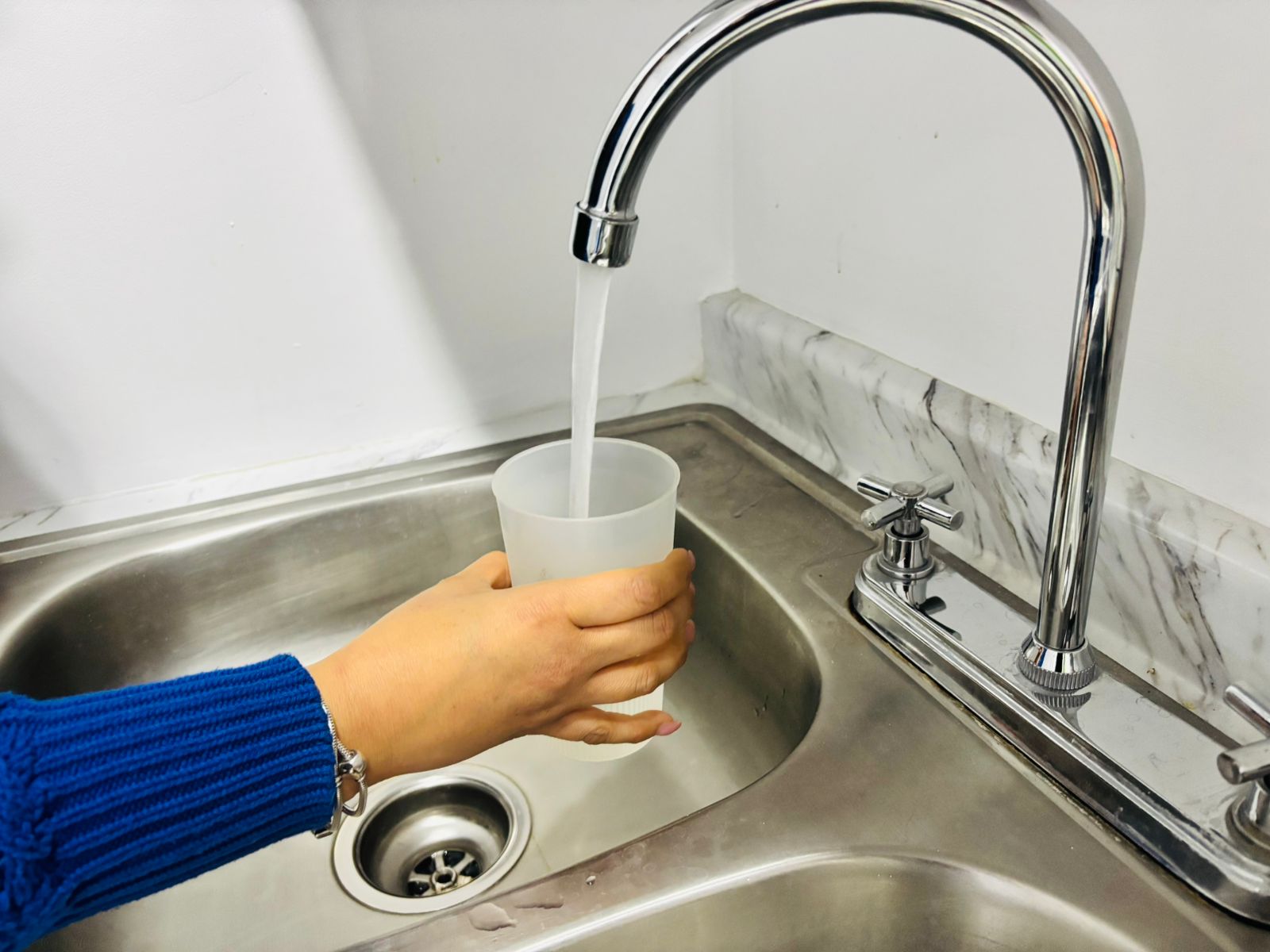 Agua de la J+ cumple con las normas para uso y consumo humano