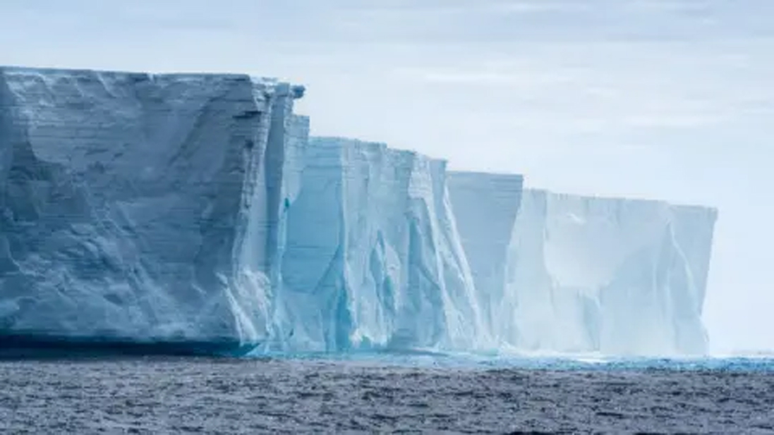 Un mega iceberg emprende su viaje tras tres décadas varado 