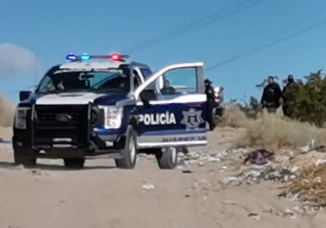 Abandonan vehículo con cadáver en su interior