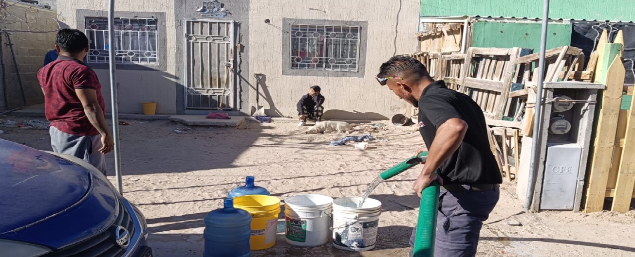 Reparte la J+ agua en pipas en Portal del Roble debido a falla de pozo