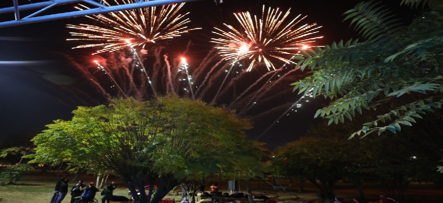 Acudieron miles de juarenses al encendido del árbol en la villa Navidad a lo Grinch