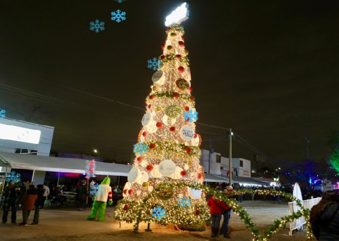 Encienden árbol navideño en Zaragoza; alcalde llama a la unidad