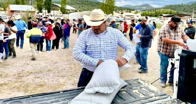 Atiende Luis Fernando Chacón a comunidades afectadas por sequía