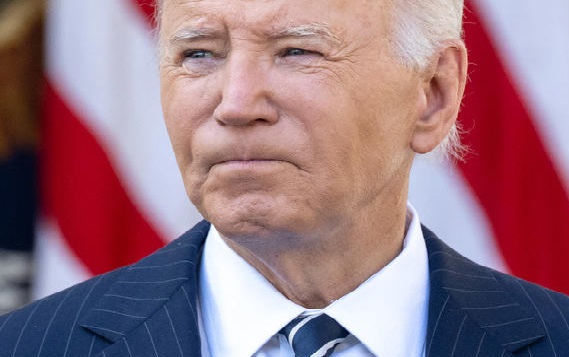 Declara Juez ilegal programa de Biden para cónyuges migrantes