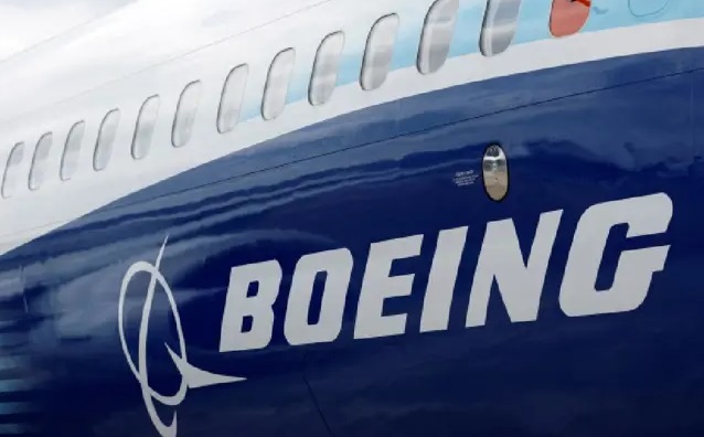 Rechazan trabajadores de Boeing acuerdo y extienden huelga: sindicato