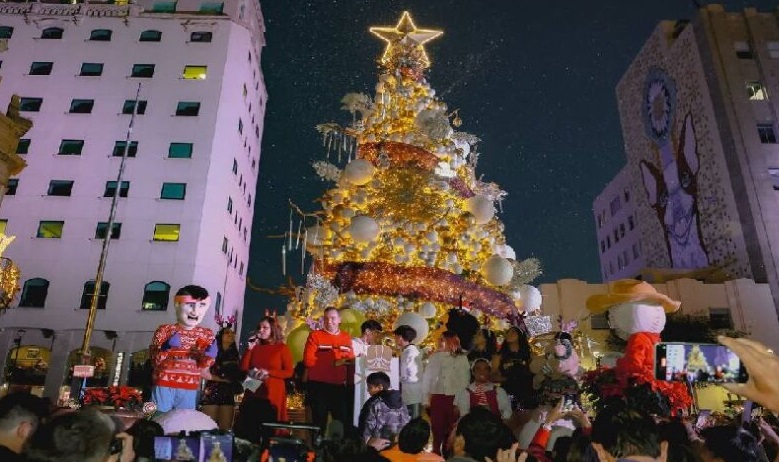 Enciende Bonilla árbol de Navidad en la Plaza de Armas