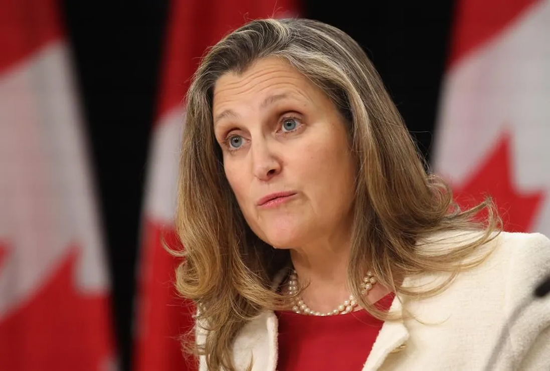 Dimite Chrystia Freeland en medio de tensiones con EE.UU. 