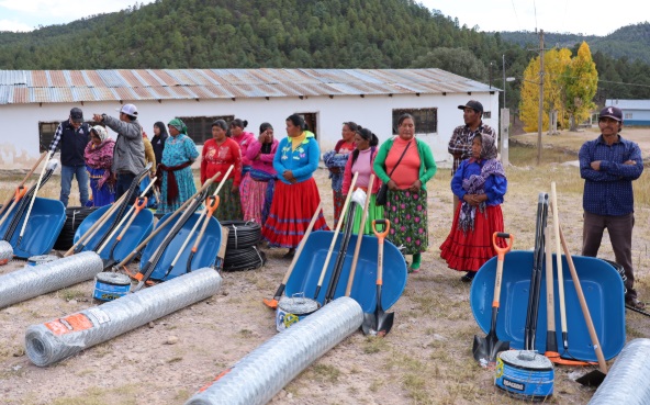 Otorgan en Guachochi apoyo alimenticio y herramientas para la agricultura