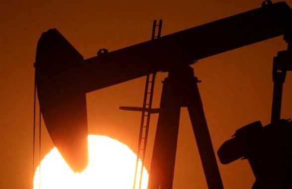 Suben precios del petróleo por escalada de tensiones entre Rusia y Ucrania