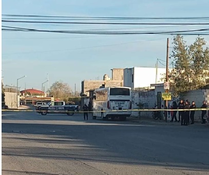 Asesinan a joven y los dejan al interior de un auto frente a casa de su padre