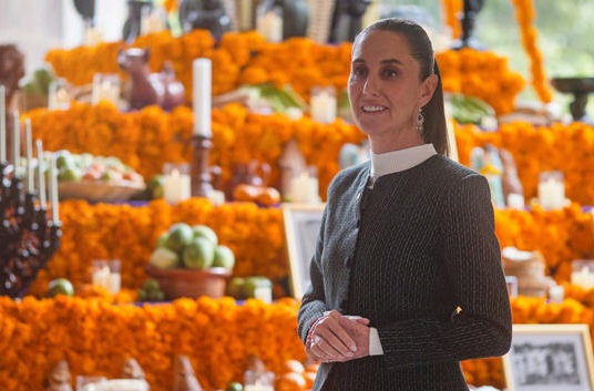 Comparte Sheinbaum ofrenda de Día de Muertos en Palacio Nacional