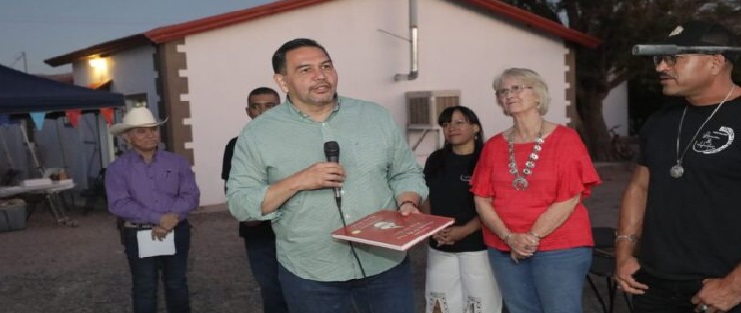 Asistió alcalde a presentación de libro “Poesía del Barro”, en Juan Mata Ortiz