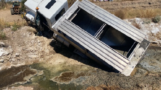 Cae pipa en arroyo al verter desechos en Cuauhtémoc; clausuran a empresa