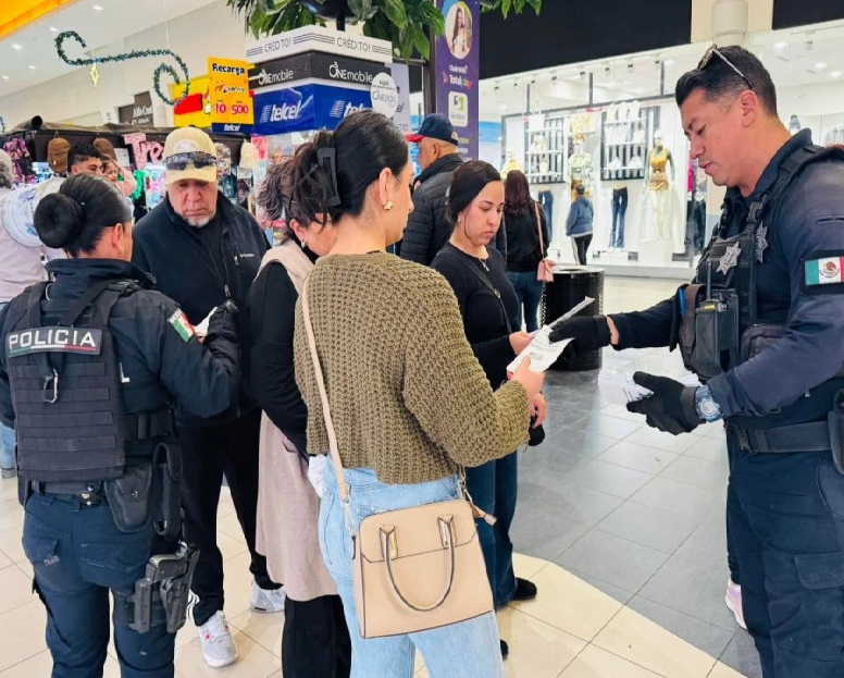 Reparten policías municipales trípticos informativos en Plazas Comerciales