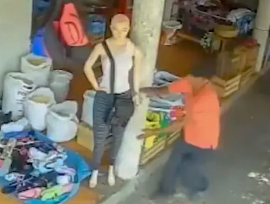 Intenta amante de lo ajeno robarle cartera a un maniquí; lo confunde con persona