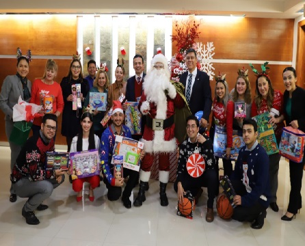 Llega Santa Claus a Rectoría de la UACJ para solicitar juguetes a los trabajadores