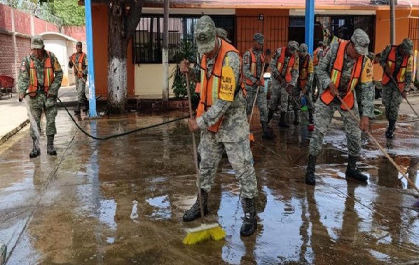 Limpia Sedena Escuelas en Guerrero tras paso de John