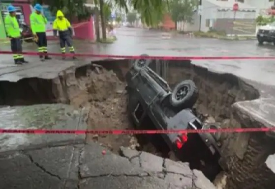 Socavón se “traga” camioneta en Veracruz