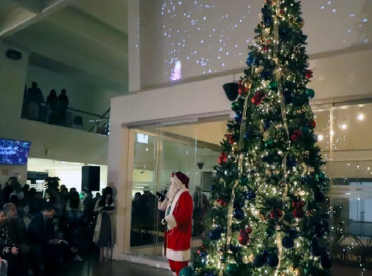 Enciende la UACJ su espíritu navideño en el CCF