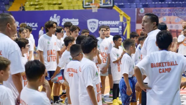 Imparten entrenadores de UTEP clínica de baloncesto a infantes chihuahuenses