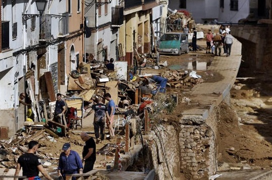 Aumenta a 210 los muertos por inundaciones en Valencia; voluntarios con palas y rastrillos se desplazan para apoyar