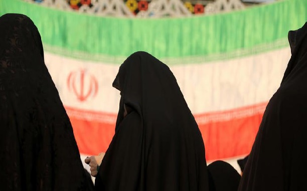 Detiene Irán temporalmente polémica ley por uso del hiyab en mujeres